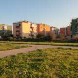 Stadio della Vittoria/Villaggio Trieste � Corso Vittorio Veneto prima di diventare lungomare Starita incrocia sulla sinistra viale Orlando, che conduce allo Stadio della Vittoria, l� dove per decenni ha giocato il Bari calcio. Attorno all�impianto si aprono larghe strade che ospitano pi� che altro capannoni. La zona maggiormente abitata � il �Villaggio Trieste�: agglomerato di palazzine realizzate nel 1956 per ospitare i profughi provenienti dall�Est Europa